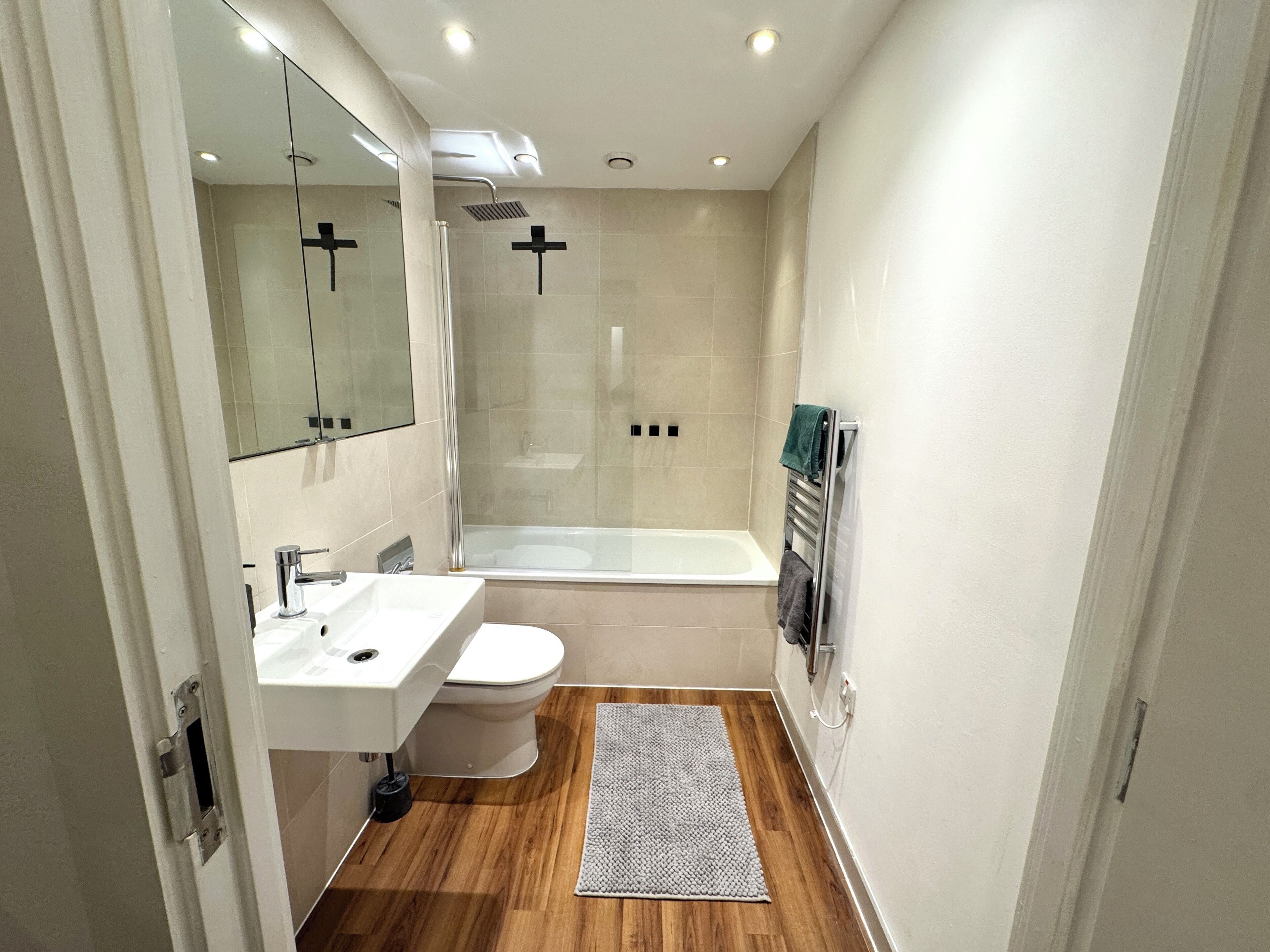 Secador de pelo, toallas, jabón, papel higiénico