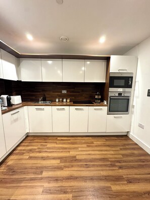 Jääkaappi, mikroaaltouuni, uuni, liesi