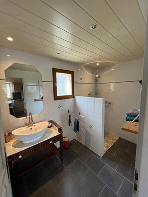 Shower, hair dryer, towels, soap - Close to nature activities! Ideal apartment for families. (Gap)