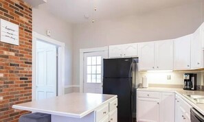 Microwave, oven, stovetop, dishwasher - Stay & Play in Crescent Hill! (Louisville)