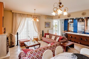 Smart TV, fireplace, DVD player, books