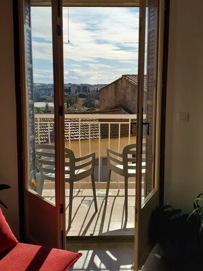 Unclassified image, 2 of 14, button