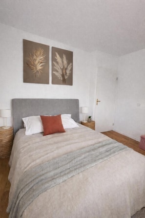 2 bedrooms, iron/ironing board, WiFi, bed sheets