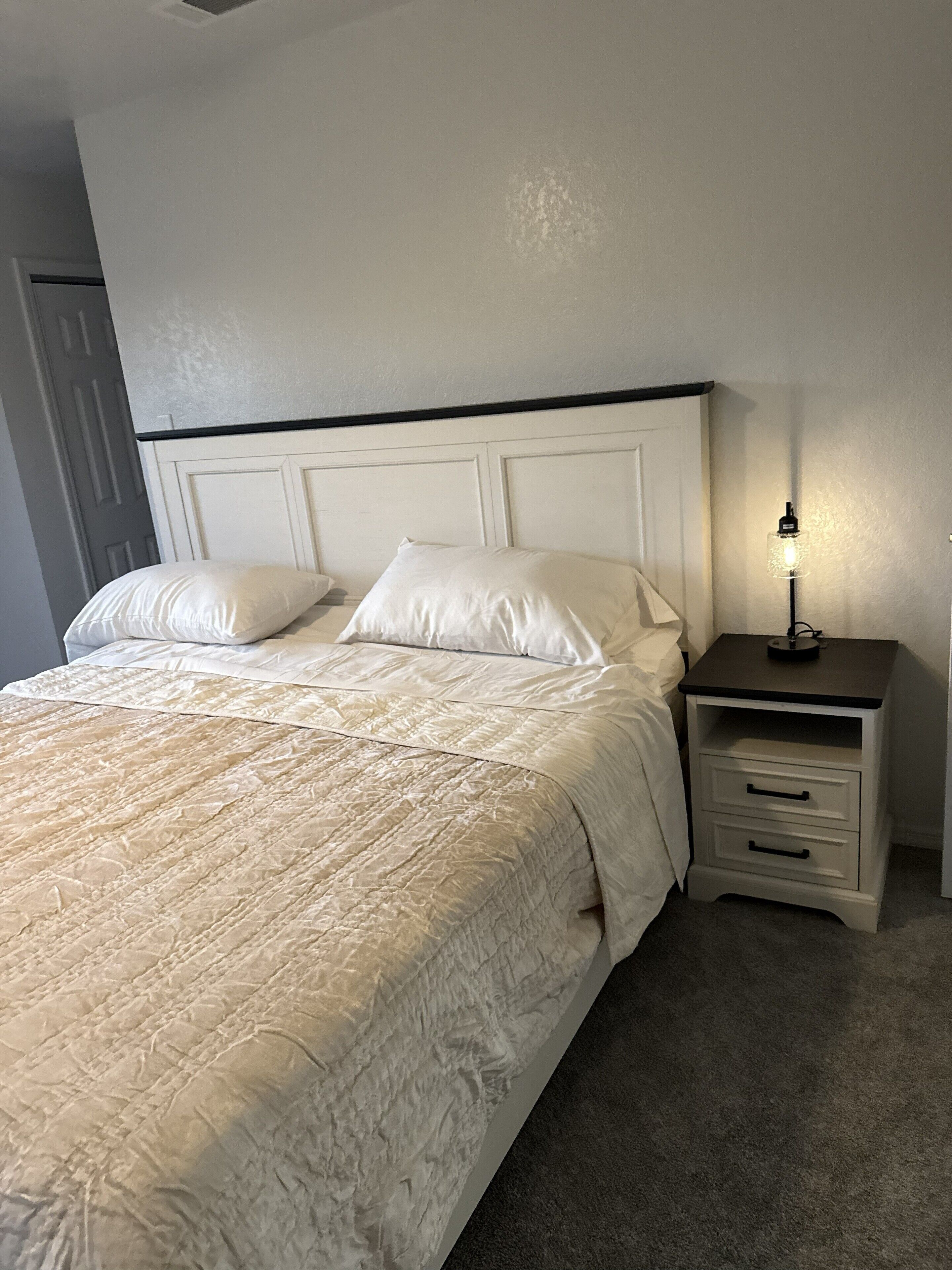 4 quartos, acesso à internet, roupa de cama