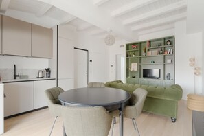 Dining - GuestHost - Cozy 85m2 apartment, perfect for 4 people, located on the fourth floor of a building with lift (NOT suitable for disabled people - some steps to access).The property is located in the lively Solari district of Milan, a few steps from the M4 C (Milan)