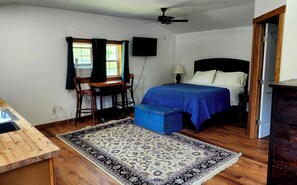 1 bedroom, WiFi, bed sheets - Lake Access Studio on Lake Heloise (Windham)