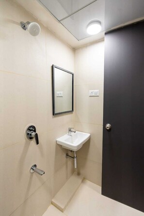 Secadora de cabello, toallas, jabón, papel de baño 