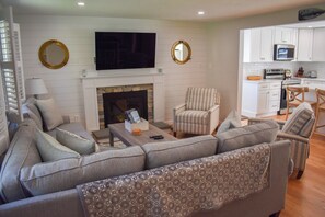 Smart TV, ping pong - Modern and Clean Four Bedroom House -nestled in conservation land! (Harwich)
