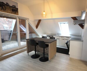 Unclassified image, 5 of 16, button