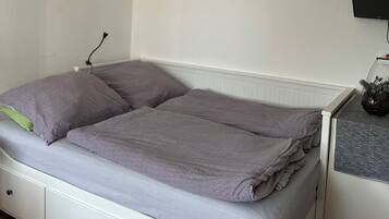 Tabla de planchar con plancha, wifi y ropa de cama