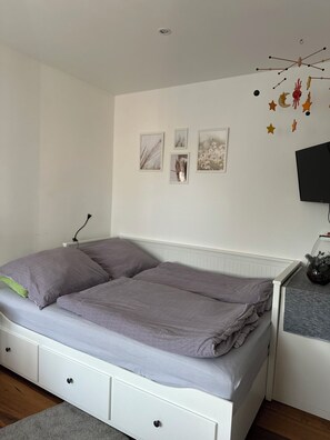 Tabla de planchar con plancha, wifi y ropa de cama 