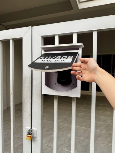 Family friendly with 3 bedroom  3 bathroom near MRT and free parking lot.