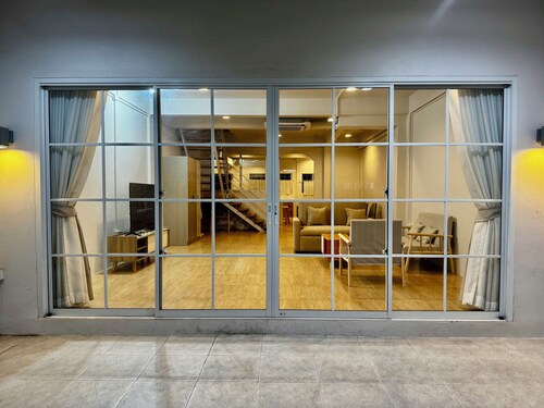 Family friendly with 3 bedroom  3 bathroom near MRT and free parking lot.