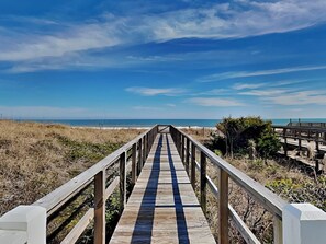 On the beach - Surf's Up | Oceanfront, Elevator + Prime Location (Carolina Beach)