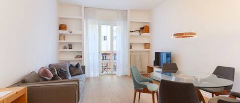 Appartement | Woonruimte | Een 42-inch flatscreentelevisie met kabelzenders