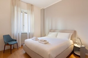 Cubrecamas y espacio para trabajar con laptop 