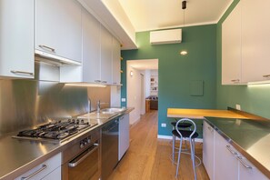 Refrigerador con freezer, microondas, horno, placa de cocina