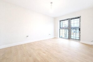 Luokittelematon kuva, 3 kautta 6, painike