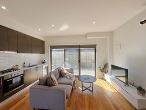 TV - Two bedroom Glenroy Townhouse with Garage WIFI (Glenroy)