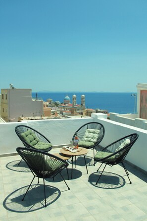 Terrace/patio - Euphoria Suite : Endless View / stunning two-bedroom pet friendly suite (Ermoupoli)