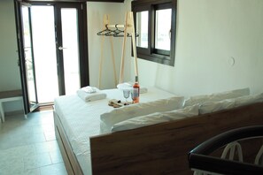2 bedrooms, iron/ironing board, WiFi, bed sheets - Euphoria Suite : Endless View / stunning two-bedroom pet friendly suite (Ermoupoli)