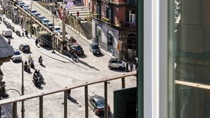 A street view with buildings, cars, and motorcycles. - Casa Mavi by Napoliapartments (Naples)
