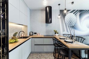 Classic-Apartment, Balkon, Blick auf den Innenhof | Eigene Küche | Wasserkocher