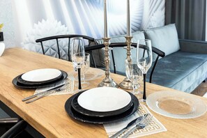 Classic-Apartment, Balkon, Blick auf den Innenhof | Eigene Küche | Wasserkocher