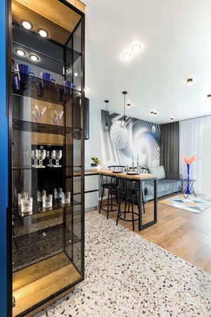 Classic-Apartment, Balkon, Blick auf den Innenhof | Eigene Küche | Wasserkocher