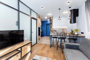 Apartamento clássico, sacada, vista para o pátio | Área de estar | TV LCD 40 polegadas com canais digitais