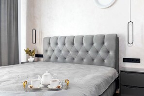 Apartemen Klasik, balkon, pemandangan halaman | Tirai kedap cahaya, setrika/meja setrika, dan Wi-Fi gratis