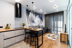 Apartemen Klasik, balkon, pemandangan halaman | Area keluarga | Televisi LCD 40-inci dengan saluran TV digital