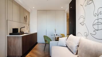 Leilighet | Oppholdsområde | En 200-centimeters Flatskjerm-TV med Parabol-TV