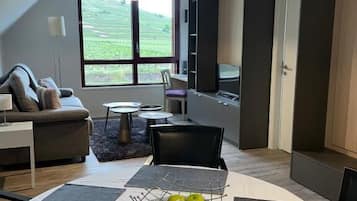 Standard Apartment, Vineyard View | Living area