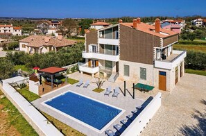 Exterior - Villa B 1 with pool and playground (Valbandon)