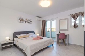 6 bedrooms, iron/ironing board, WiFi, bed sheets - Villa B 1 with pool and playground (Valbandon)