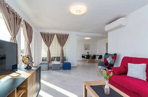 TV, ping pong - Villa B 1 with pool and playground (Valbandon)