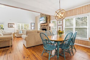 Dining - 0.2 Mi to Beach • 3 Ensuite Baths • Sleeps 10 • Walk to King & Prince (St Simons)