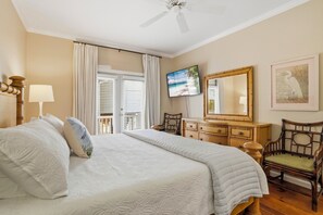 4 bedrooms, desk, iron/ironing board, free WiFi - 0.2 Mi to Beach • 3 Ensuite Baths • Sleeps 10 • Walk to King & Prince (St Simons)