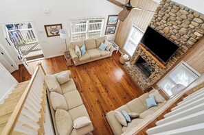 Smart TV, fireplace - 0.2 Mi to Beach • 3 Ensuite Baths • Sleeps 10 • Walk to King & Prince (St Simons)