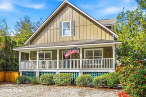 Exterior - 0.2 Mi to Beach • 3 Ensuite Baths • Sleeps 10 • Walk to King & Prince (St Simons)