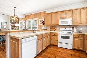Fridge, microwave, oven, stovetop - 0.2 Mi to Beach • 3 Ensuite Baths • Sleeps 10 • Walk to King & Prince (St Simons)