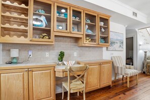 Interior - 0.2 Mi to Beach • 3 Ensuite Baths • Sleeps 10 • Walk to King & Prince (St Simons)