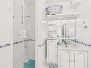 Shower, hair dryer - Apartment for 4 with balcony – City center (Sarzeau)