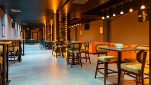 A restaurant with a long counter, booths, and high tables. - Barida Hotels Davraz (Isparta)