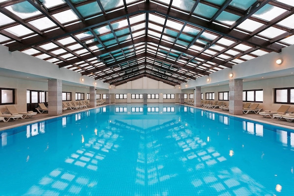 Innenpool, geöffnet von 10:00 Uhr bis 22:00 Uhr, Liegestühle