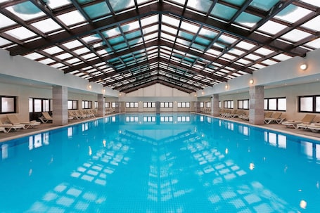 Una piscina techada, sillones reclinables de piscina. Barida Hotels Davraz