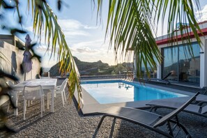 Outdoor pool, a heated pool - Oceanfront Villa with Private Pool - Breathtaking Sunsets in Madeira (Tabua)