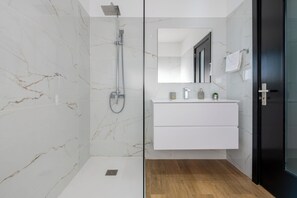Shower, hair dryer, towels, soap - Oceanfront Villa with Private Pool - Breathtaking Sunsets in Madeira (Tabua)