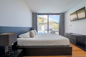 3 chambres, fer et planche à repasser, Wi-Fi, draps fournis